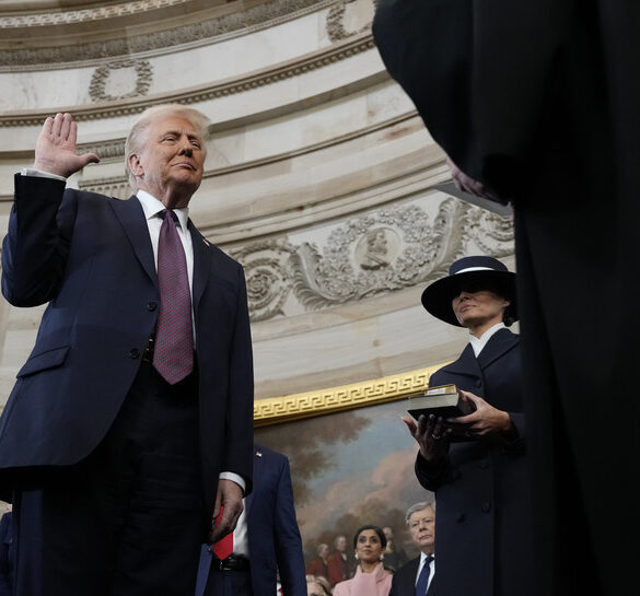 Donald Trump rinde juramento durante una ceremonia oficial en el Capitolio, acompañado por funcionarios y autoridades.