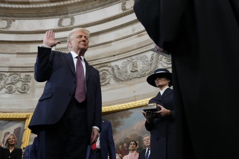 Donald Trump rinde juramento durante una ceremonia oficial en el Capitolio, acompañado por funcionarios y autoridades.