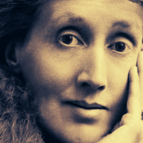 Primer plano del rostro de Virginia Woolf en edad adulta, con la mano apoyada en la mejilla y expresión contemplativa.