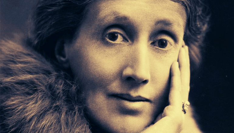 Primer plano del rostro de Virginia Woolf en edad adulta, con la mano apoyada en la mejilla y expresión contemplativa.