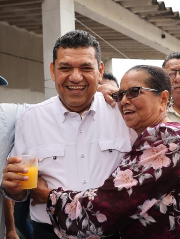 El gobernador Javier May Rodríguez convive y sonríe con campesinos y mujeres productoras durante su visita al Centro de Aprendizaje Campesino de Cunduacán.