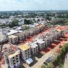 Vista aérea del multifamiliar Tierra Colorada en construcción como parte del programa de vivienda social en Tabasco.