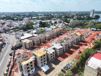 Vista aérea del multifamiliar Tierra Colorada en construcción como parte del programa de vivienda social en Tabasco.