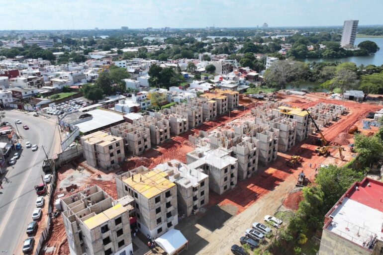 Vista aérea del multifamiliar Tierra Colorada en construcción como parte del programa de vivienda social en Tabasco.