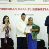 Javier May entrega certificado de Vivienda del Bienestar a beneficiaria en acto público en Centro.