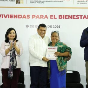 Javier May entrega certificado de Vivienda del Bienestar a beneficiaria en acto público en Centro.