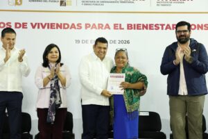 Javier May entrega certificado de Vivienda del Bienestar a beneficiaria en acto público en Centro.