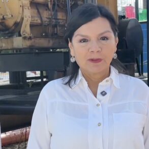 Yolanda Osuna Huerta explica la rehabilitación del colector sanitario en la colonia Miguel Hidalgo.