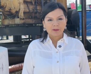 Yolanda Osuna Huerta explica la rehabilitación del colector sanitario en la colonia Miguel Hidalgo.