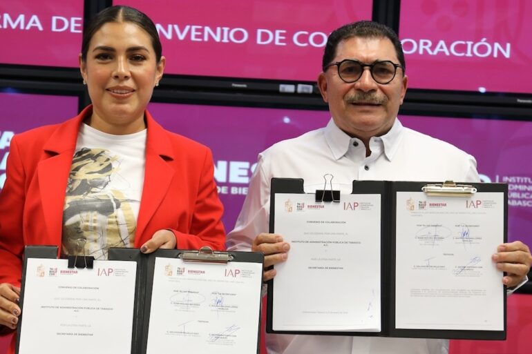Mayra Paloma López Hidalgo y Juan Molina Becerra durante la firma de convenio por el Servicio Público en Tabasco.