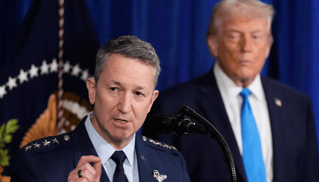 Alto mando militar de Estados Unidos habla en conferencia con Donald Trump al fondo