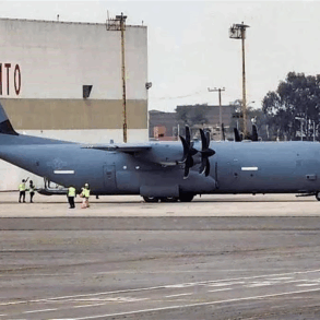 Avión militar estadounidense Lockheed C-130J Super Hercules en pista del Aeropuerto Internacional de Toluca.