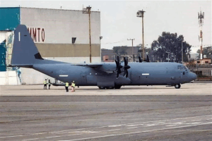 Avión militar estadounidense Lockheed C-130J Super Hercules en pista del Aeropuerto Internacional de Toluca.