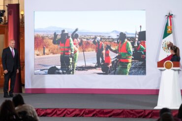 Maquinaria pesada realizando trabajos de bacheo en carretera federal de México bajo el programa Bachetón 2026.