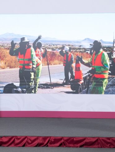 Maquinaria pesada realizando trabajos de bacheo en carretera federal de México bajo el programa Bachetón 2026.