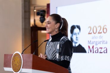 Presidenta Claudia Sheinbaum Pardo durante el anuncio de inversión para equipo médico de alta tecnología en la conferencia mañanera.