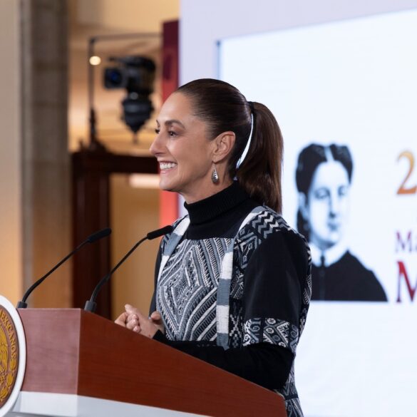 Presidenta Claudia Sheinbaum Pardo durante el anuncio de inversión para equipo médico de alta tecnología en la conferencia mañanera.