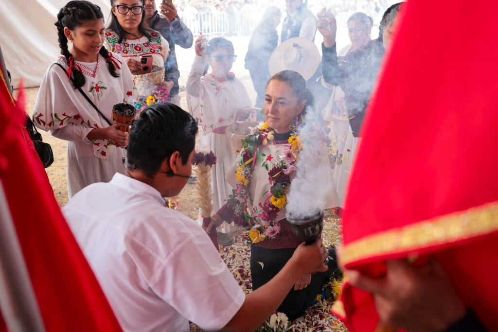 Claudia Sheinbaum participa en ceremonia tradicional durante presentación del Plan de Justicia para pueblos originarios en Guanajuato.