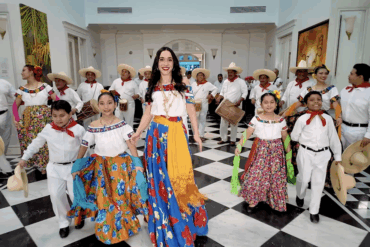 Bailarines de zapateo tabasqueño portando trajes regionales.