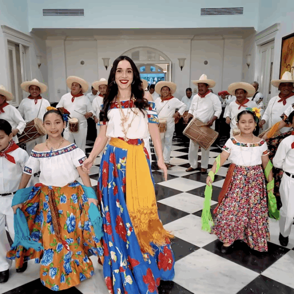 Bailarines de zapateo tabasqueño portando trajes regionales.