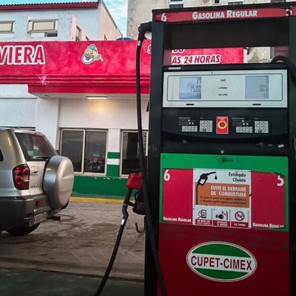 Bomba de gasolina CUPET-Cimex en una gasolinera de Cuba con pocos vehículos, símbolo del desabasto de combustible en la isla.