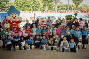 Niñas y niños reciben juguetes en Comalcalco
