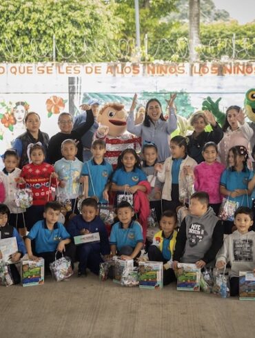 Niñas y niños reciben juguetes en Comalcalco