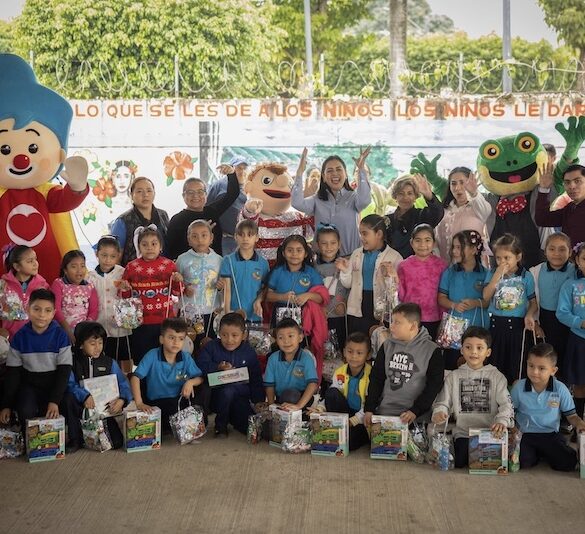 Niñas y niños reciben juguetes en Comalcalco