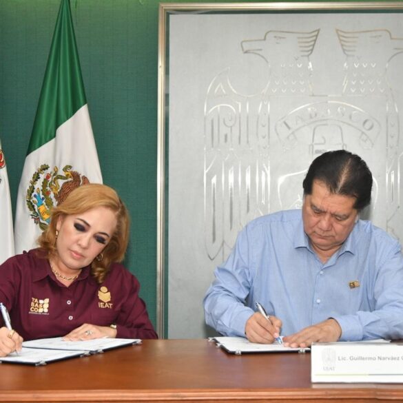 Firma de convenio entre el rector de la UJAT y la directora del IEAT para programa de alfabetización.