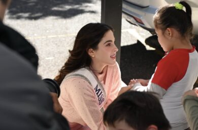 Fátima Bosch en Guatemala conviviendo con niños de la fundación.