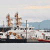 Embarcaciones de la Guardia Costera de Estados Unidos atracadas en un puerto durante operaciones vinculadas al control de rutas marítimas y seguridad energética.
