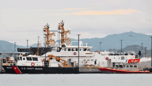 Embarcaciones de la Guardia Costera de Estados Unidos atracadas en un puerto durante operaciones vinculadas al control de rutas marítimas y seguridad energética.