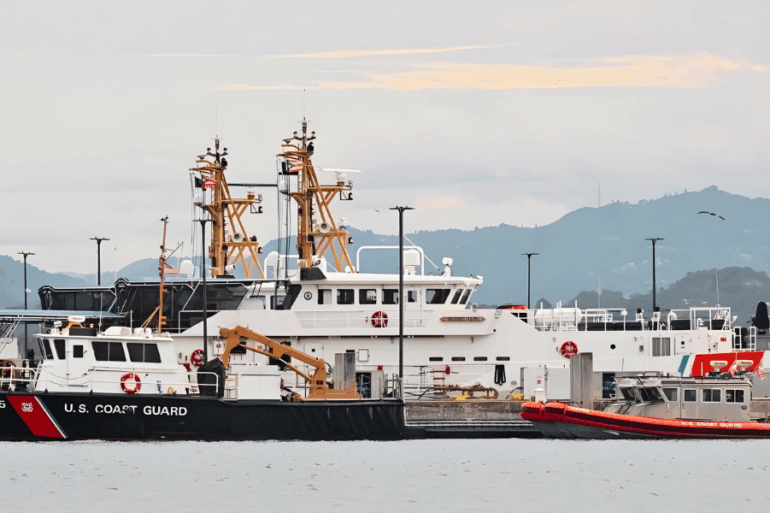Embarcaciones de la Guardia Costera de Estados Unidos atracadas en un puerto durante operaciones vinculadas al control de rutas marítimas y seguridad energética.