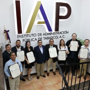 Entrega de títulos de Maestría del IAP Tabasco en Villahermosa