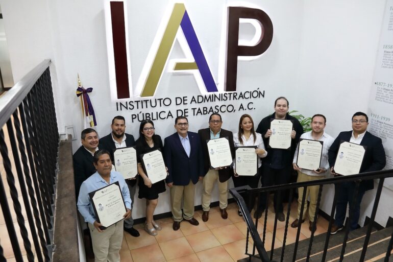 Entrega de títulos de Maestría del IAP Tabasco en Villahermosa