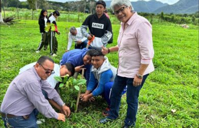 Servidores públicos atendiendo a ciudadanos en las jornadas de atención en el poblado Boca del Cerro, Tenosique.