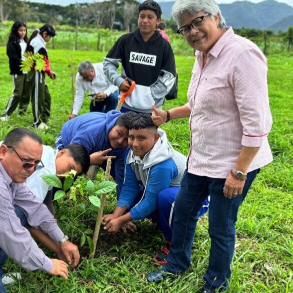 Servidores públicos atendiendo a ciudadanos en las jornadas de atención en el poblado Boca del Cerro, Tenosique.