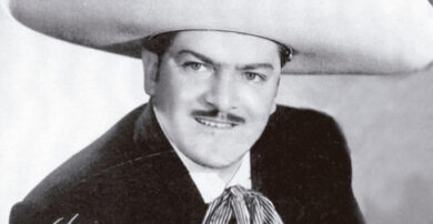 José Alfredo Jiménez durante una presentación pública acompañado por mariachi tradicional mexicano.