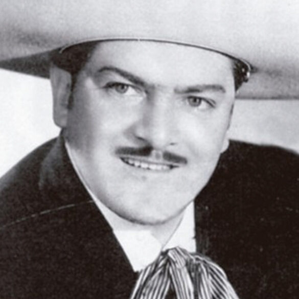 José Alfredo Jiménez durante una presentación pública acompañado por mariachi tradicional mexicano.