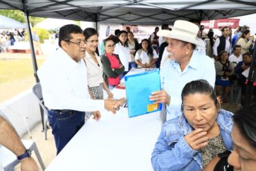 El gobernador Javier May recibe documentos y atiende personalmente a un ciudadano durante la jornada de servicios en Teapa.