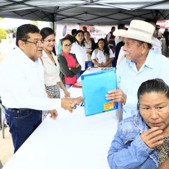 El gobernador Javier May recibe documentos y atiende personalmente a un ciudadano durante la jornada de servicios en Teapa.