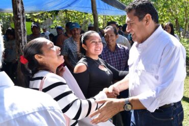Javier May saluda a habitantes chontales durante jornada de atención en Oxiacaque, Nacajuca.