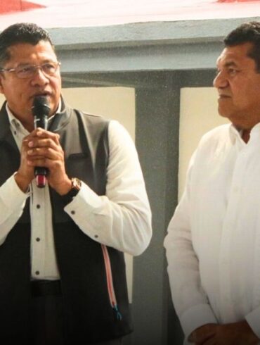 El alcalde de Nacajuca Roberto Ocaña junto a Javier May en el nuevo plantel COBATAB 52 de Pomoca.