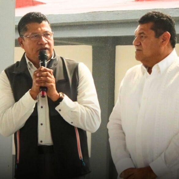 El alcalde de Nacajuca Roberto Ocaña junto a Javier May en el nuevo plantel COBATAB 52 de Pomoca.