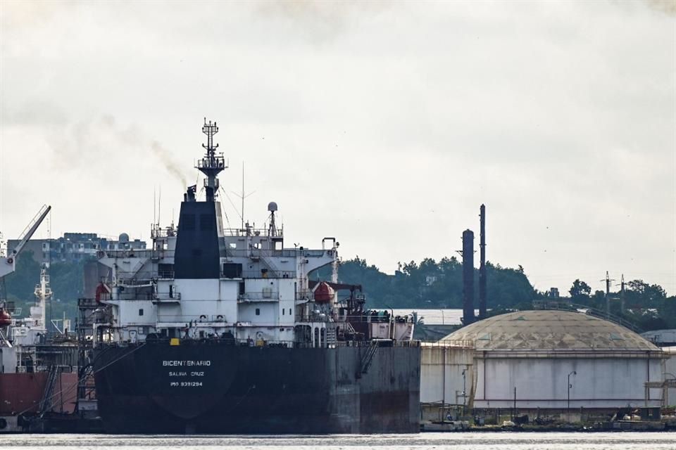 Buque petrolero atracado en una terminal portuaria de Cuba junto a tanques de almacenamiento, reflejo de la dependencia de importaciones de crudo.