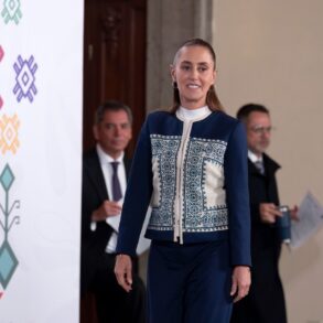 Presidenta Claudia Sheinbaum informando sobre el récord de recaudación tributaria en México durante 2025.