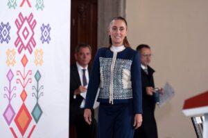 Presidenta Claudia Sheinbaum informando sobre el récord de recaudación tributaria en México durante 2025.