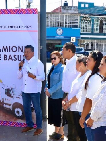 Entrega de unidades nuevas para que Nacajuca recolecta basura de manera eficiente.
