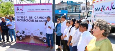 Entrega de unidades nuevas para que Nacajuca recolecta basura de manera eficiente.