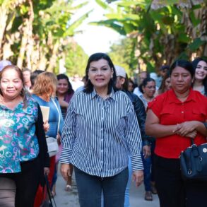 Yolanda Osuna Huerta camina acompañada de vecinos durante la jornada del programa Centro + Cerca en la ranchería Aztlán Primera Sección, en Centro, Tabasco.